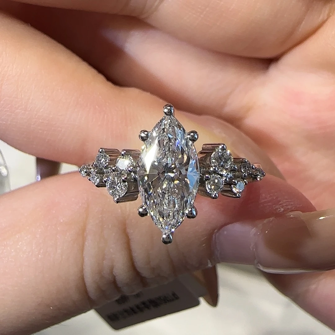 实验室培育钻石铂Pt950镶嵌繁星马眼1卡