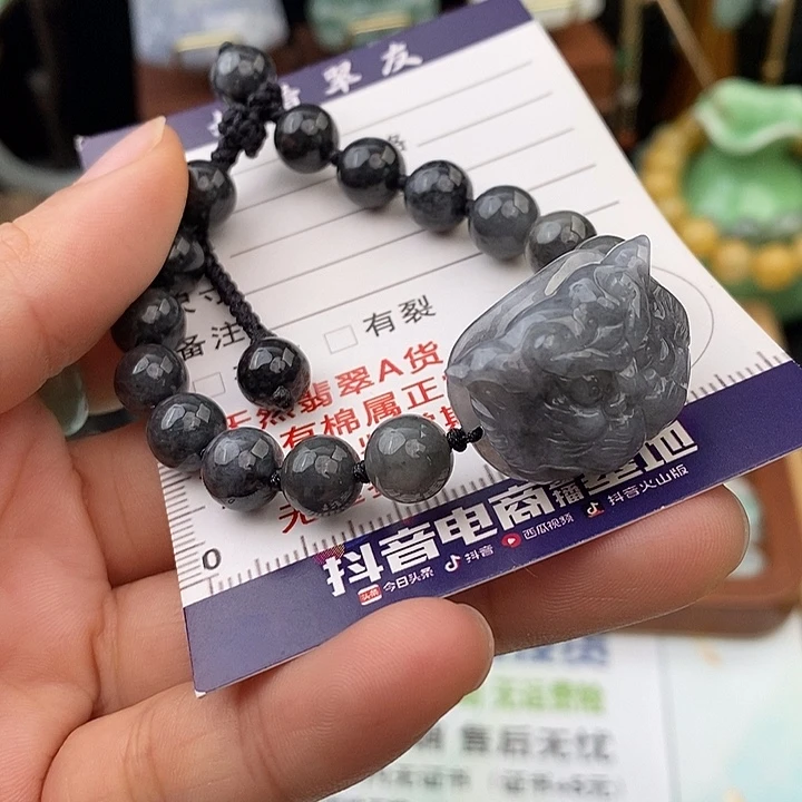 翡翠未镶嵌颈饰老虎手牌