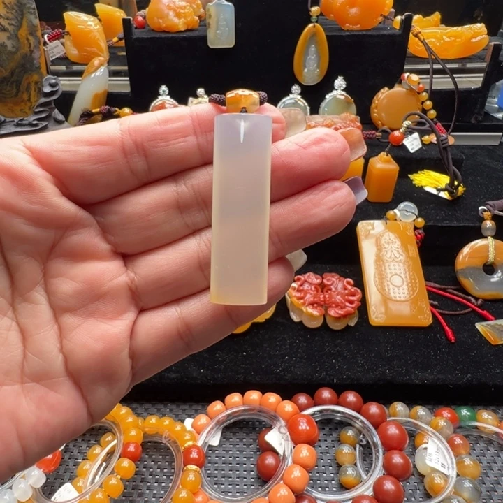 未镶嵌石英质玉（黄龙玉）颈饰