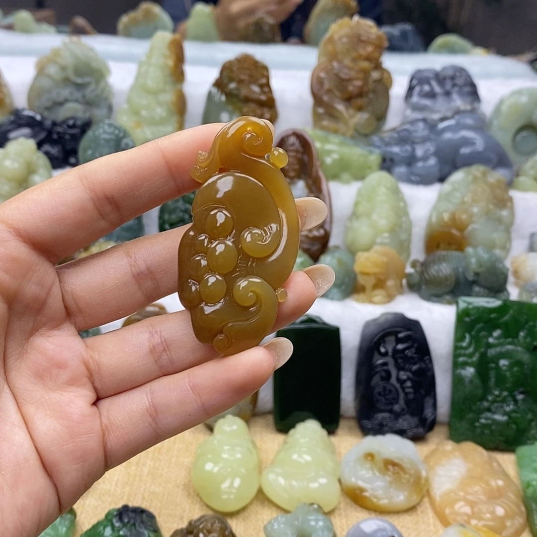 狂***兔和田玉未镶嵌颈饰