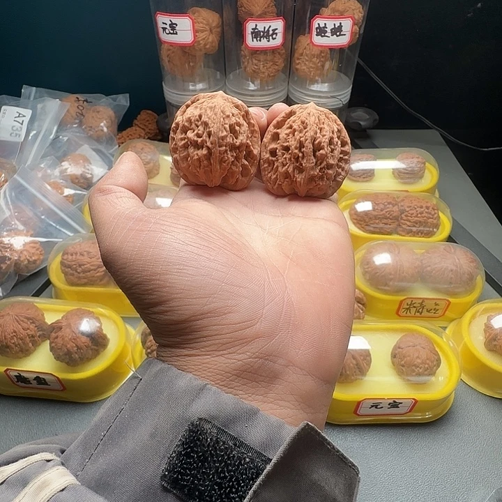 文玩核桃吊坠麦穗虎头H22