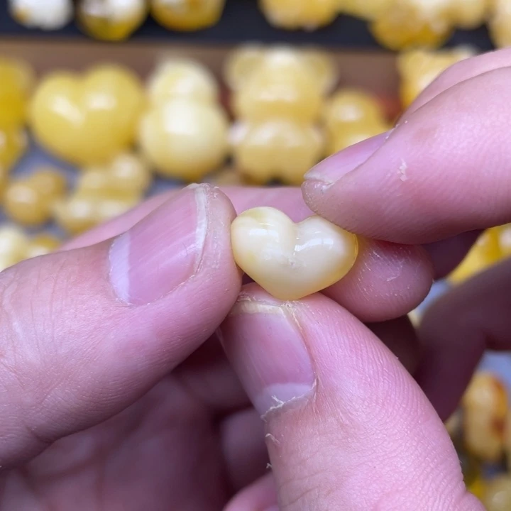 琥珀未镶嵌珠宝奇石