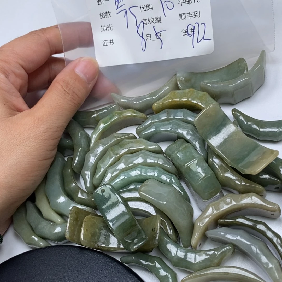 翡翠未镶嵌颈饰圆****翡翠吊坠