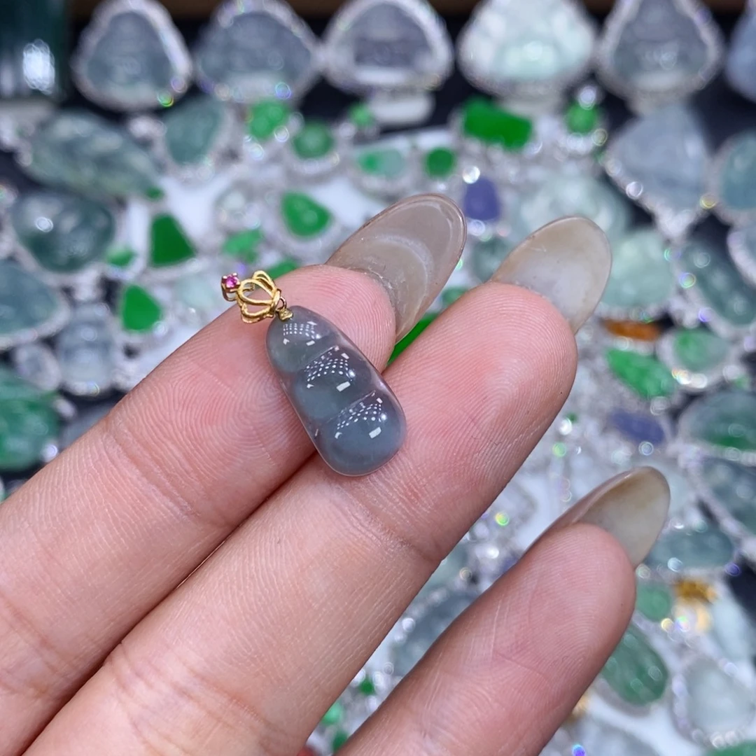 颈饰18K金镶嵌翡翠