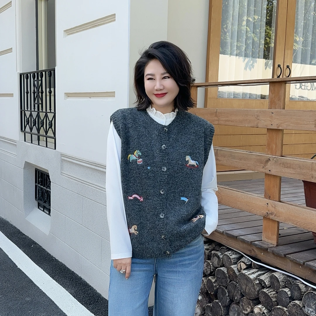 微胖女装【马上如愿】小马刺绣马夹秋冬设计感马甲搭配绣花33037