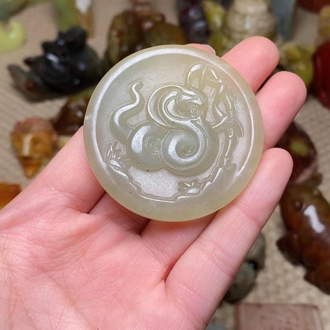 蛇纹石玉未镶嵌颈饰