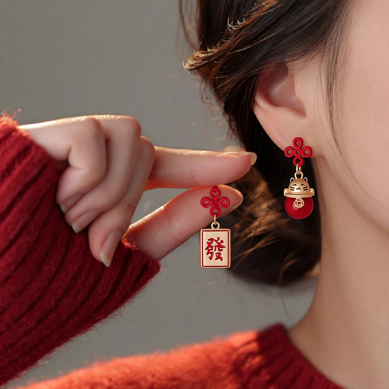 卡柒 铜合金耳饰 中国结招财猫红色耳钉女秋冬新年本命年过年耳饰