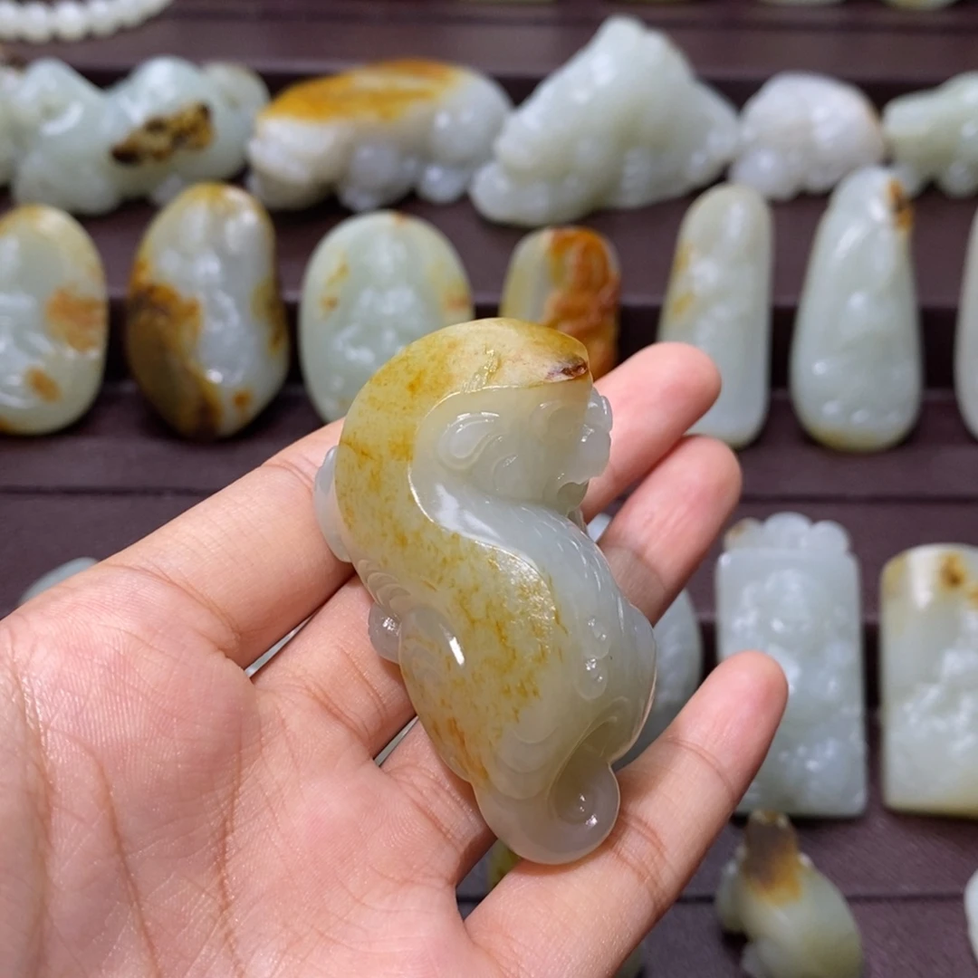 追***人和田玉未镶嵌颈饰