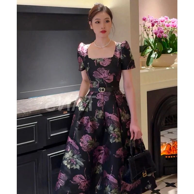 夏季碎花裙长款2025新款复古风显瘦气质法式收腰赫本风方领连衣裙