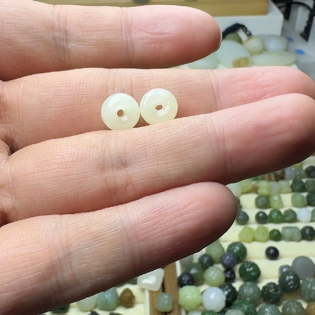 红***a和田玉未镶嵌珠宝半成品和田玉白玉小扣子8㎜