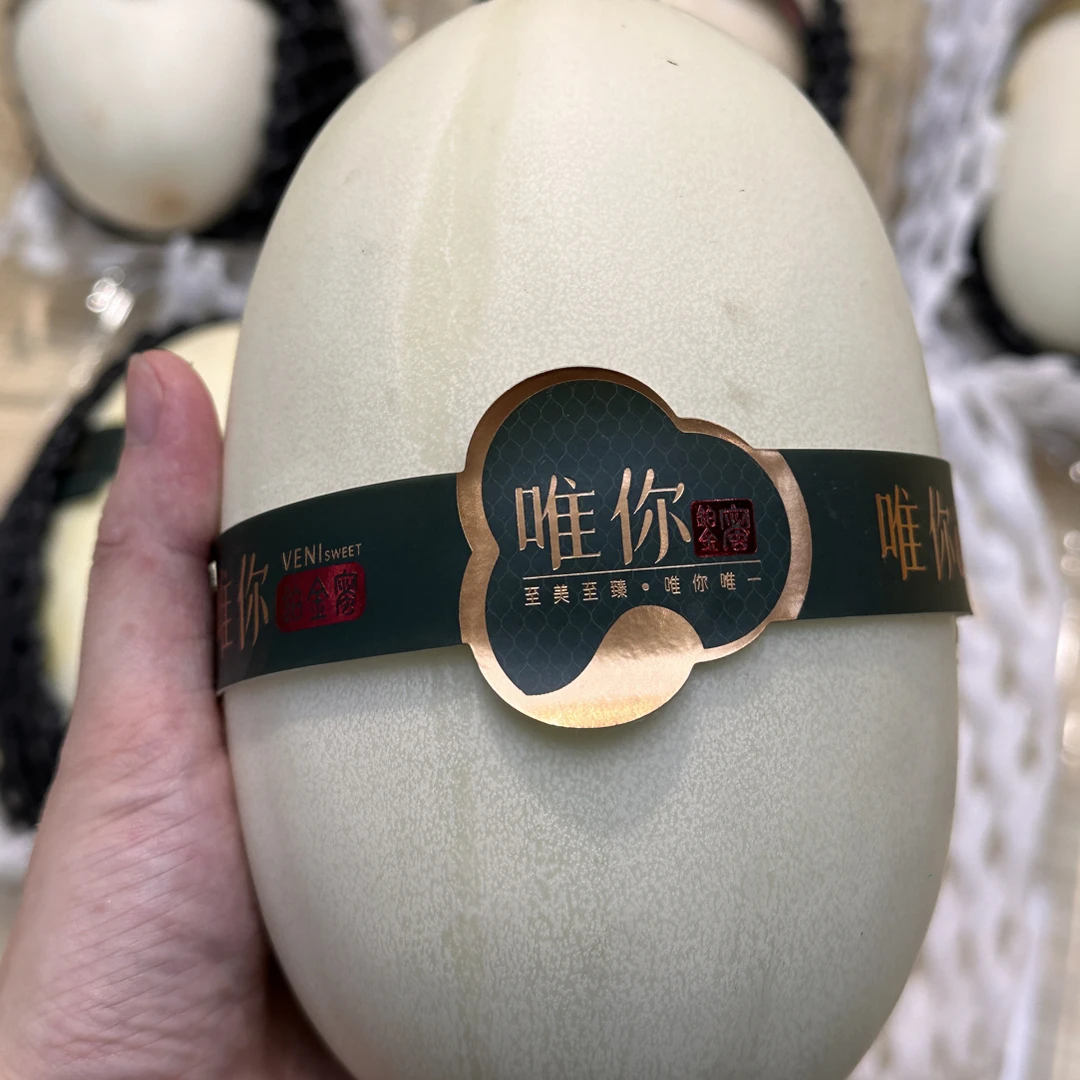 甜瓜，果肉细腻香甜，一个800g-900g左右