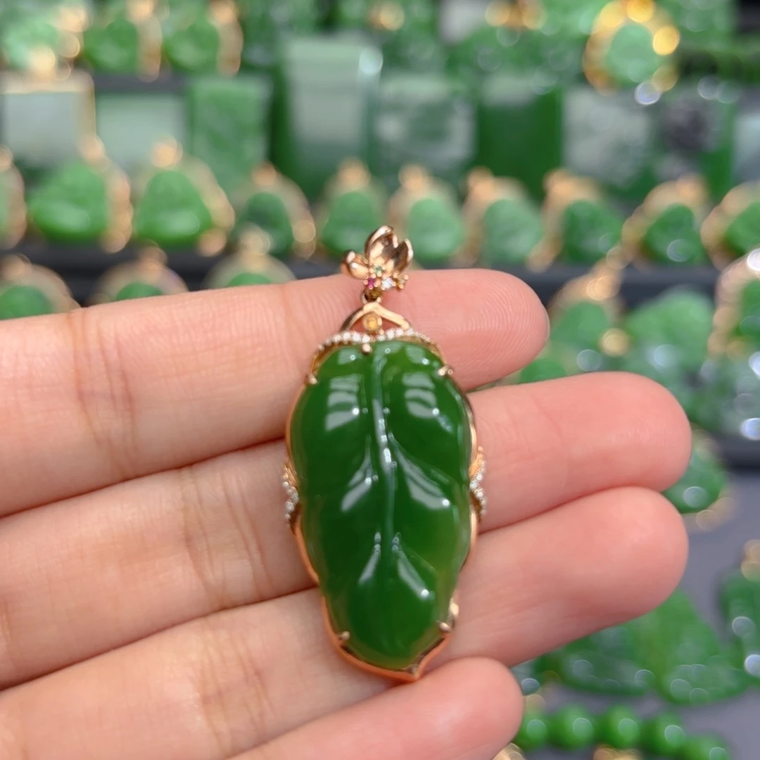 颈饰18K金镶嵌和田玉（碧玉）