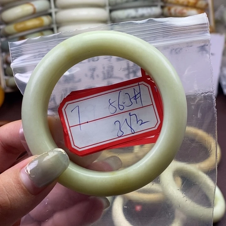 蛇纹石玉未镶嵌颈饰三*姥