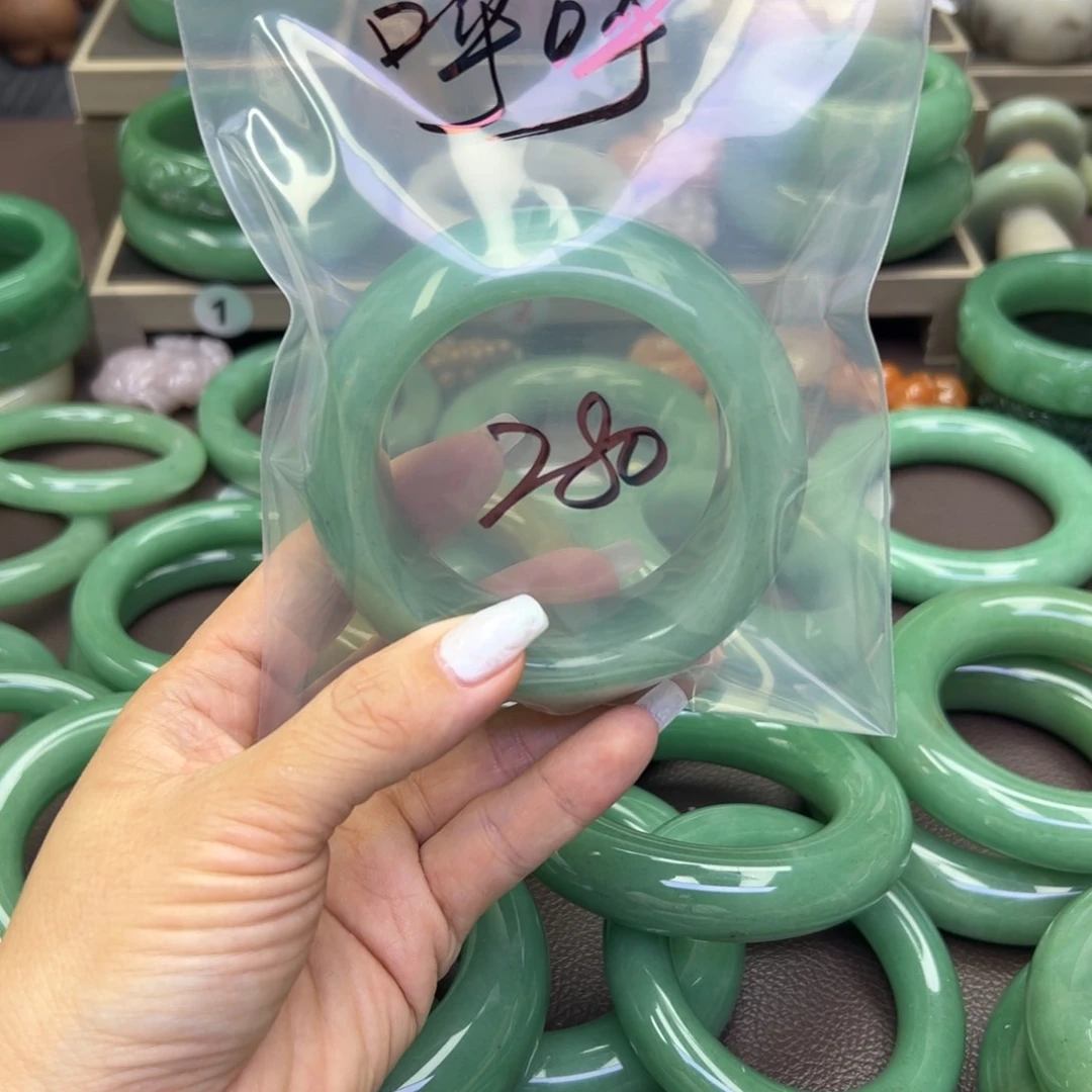 石英岩玉手镯未镶嵌呼*?