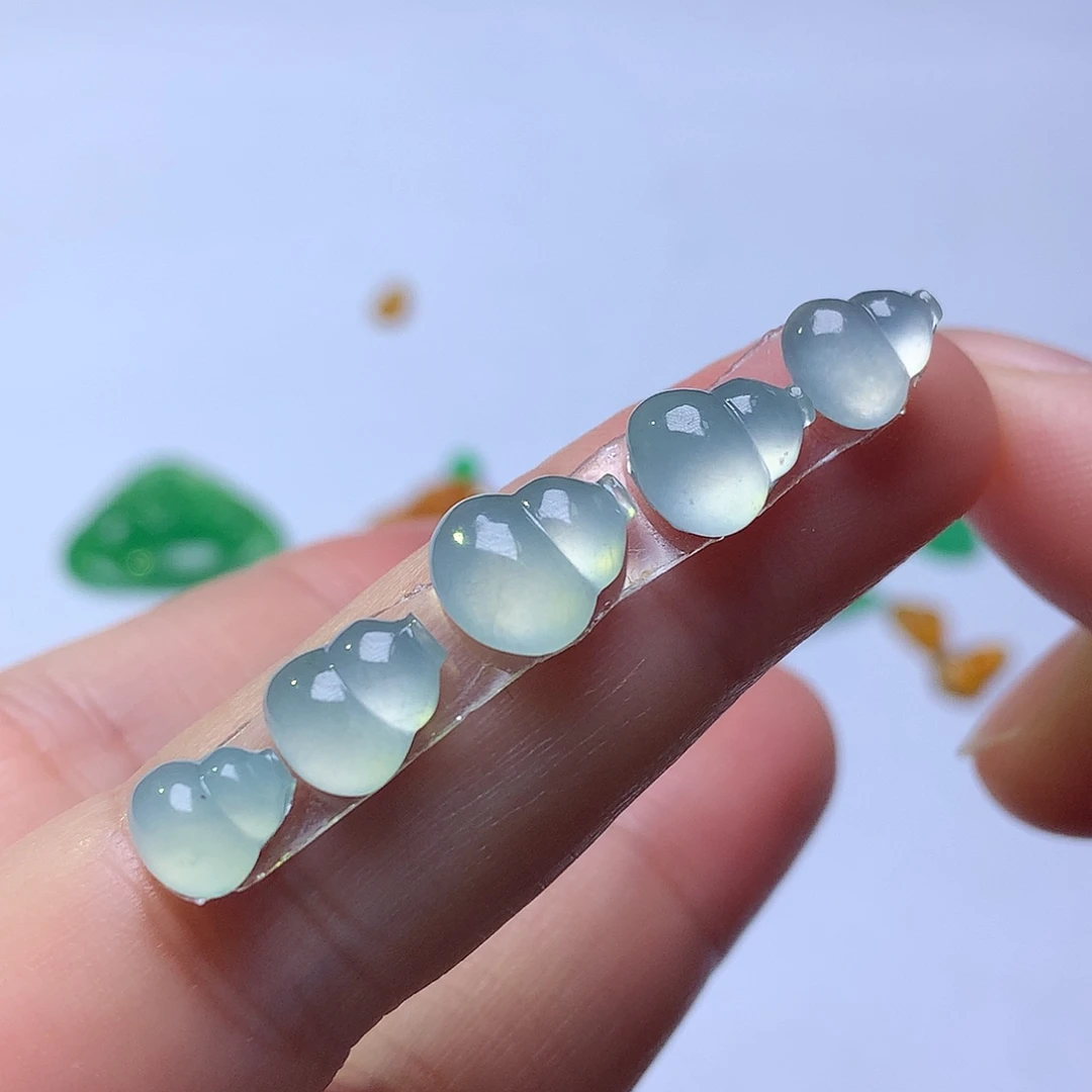 翡翠未镶嵌颈饰葫芦