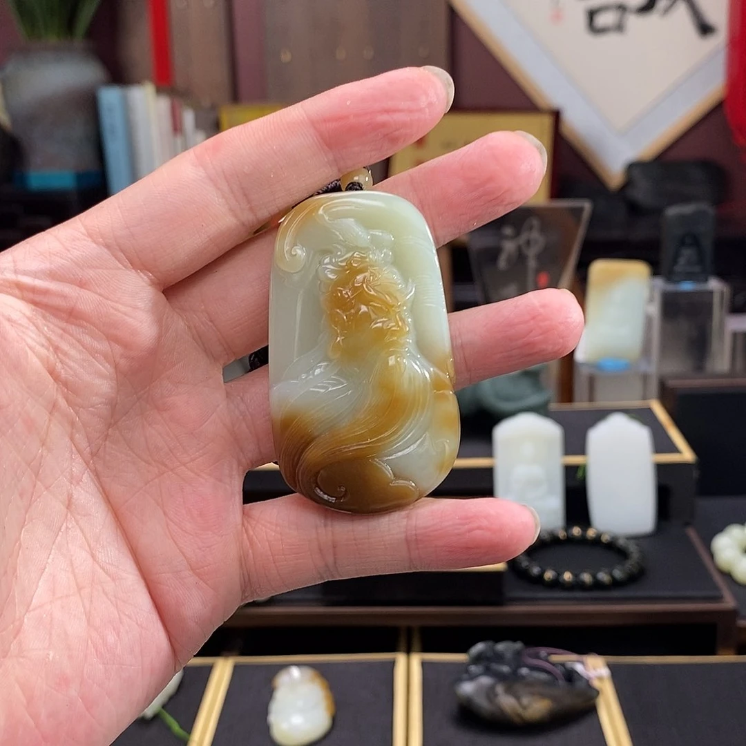 和田玉未镶嵌颈饰小**?