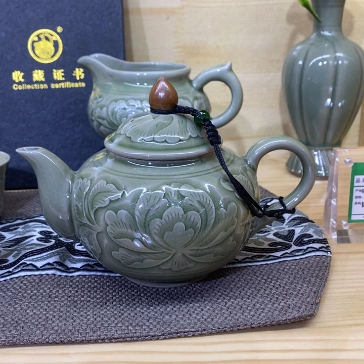 青瓷牡丹纹纯手工大师款茶壶