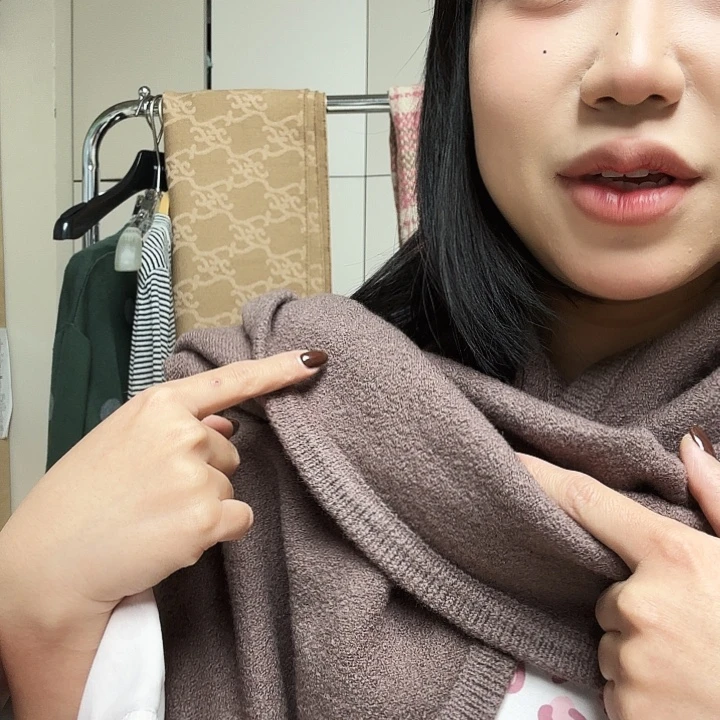 大三角灰紫色围巾