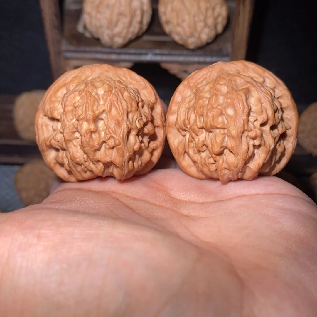 桃核把件463尺红狮子