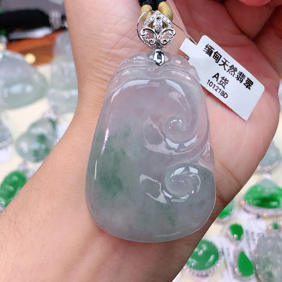 颈饰18K金镶嵌翡翠如意