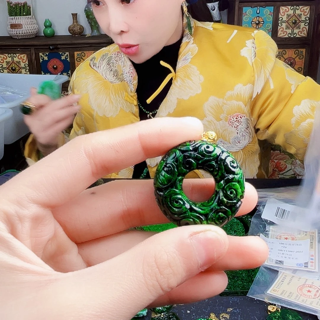 颈饰18K金镶嵌翡翠多样性