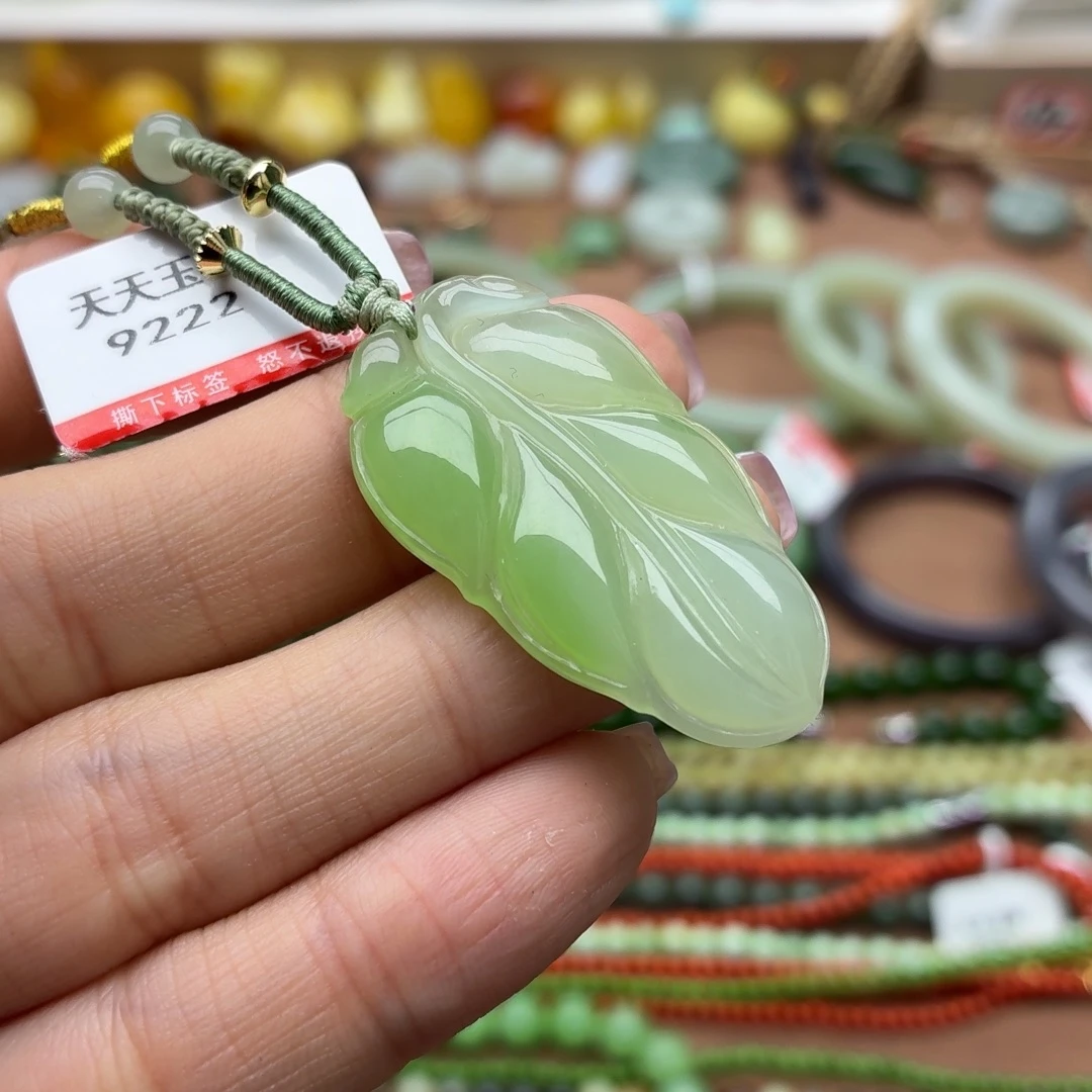 和田玉未镶嵌颈饰叶子