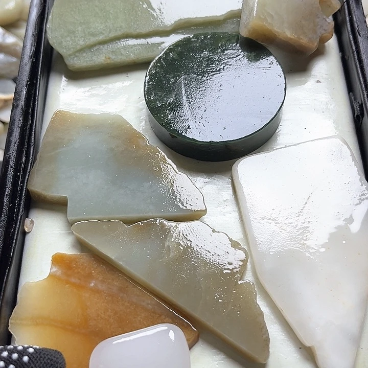 和田玉（糖玉）和田玉边角料9K金镶嵌了*