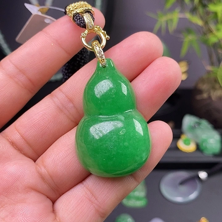 翡翠未镶嵌吊坠(赠链)