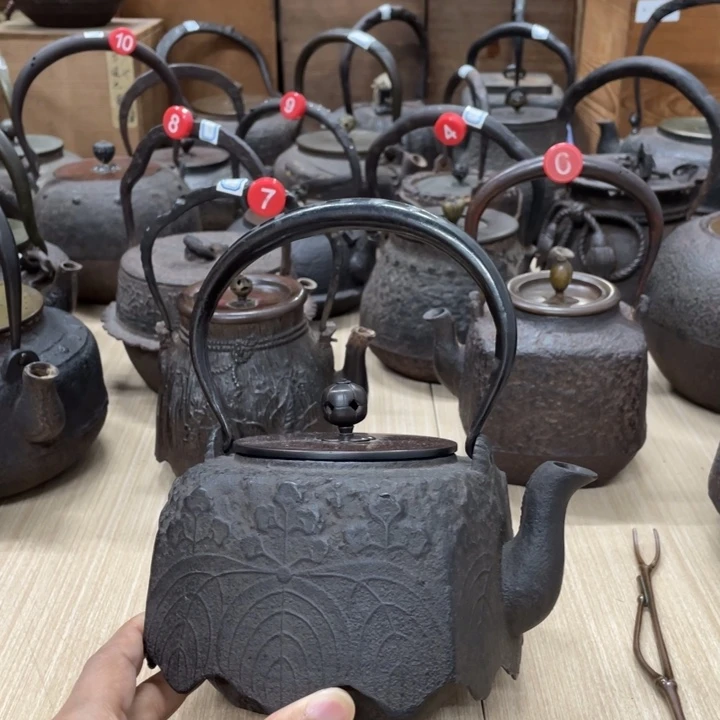 银镶嵌提梁四方壶