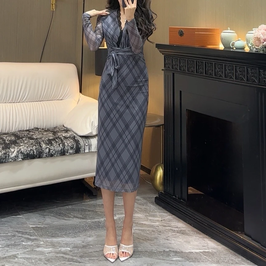 气质女人味轻奢蕾丝V领绑带长袖方色格子显瘦性感包身直筒连衣裙