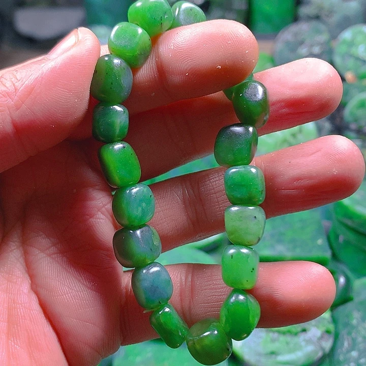 和田玉（碧玉）未镶嵌珠宝奇石