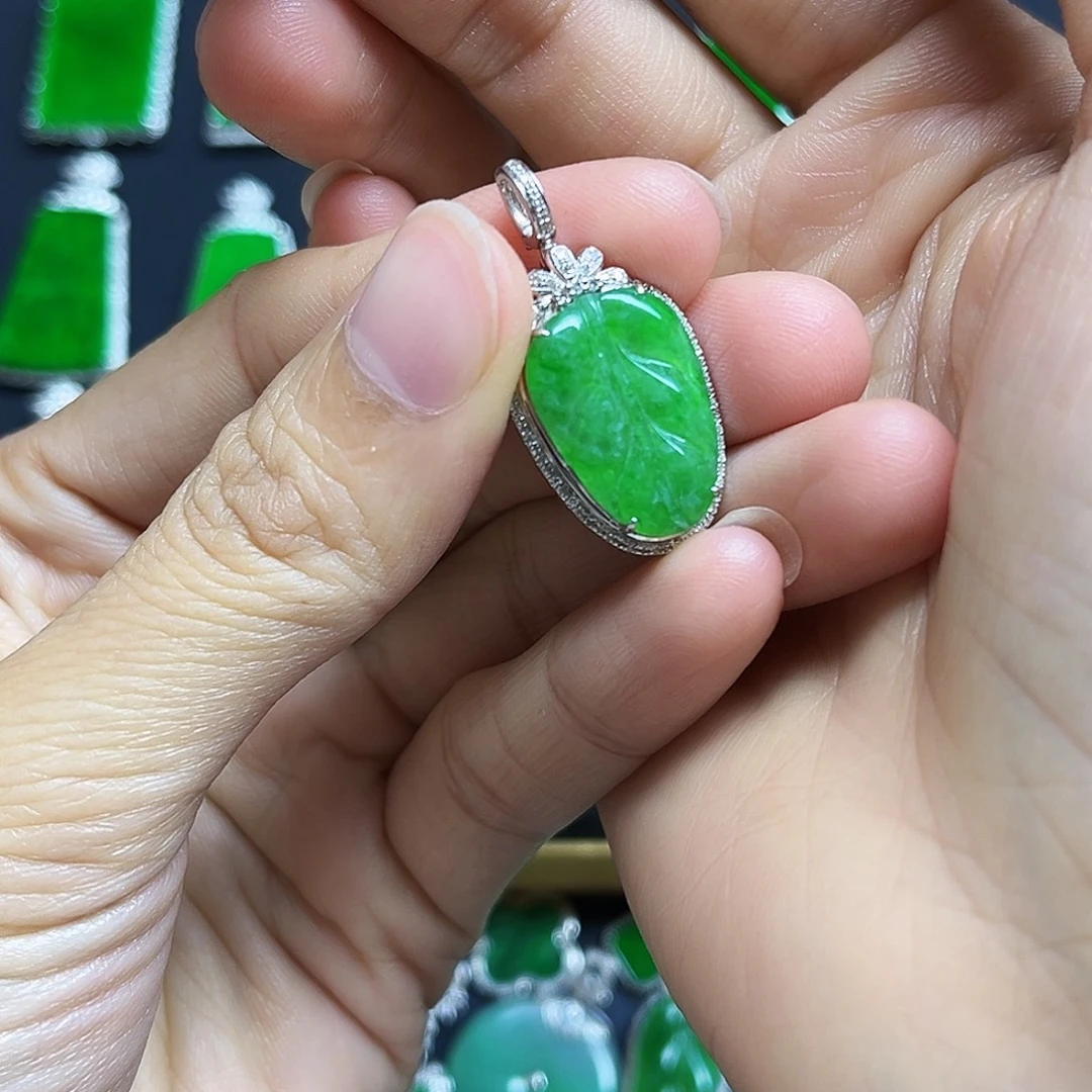 翡翠18K金镶嵌颈饰