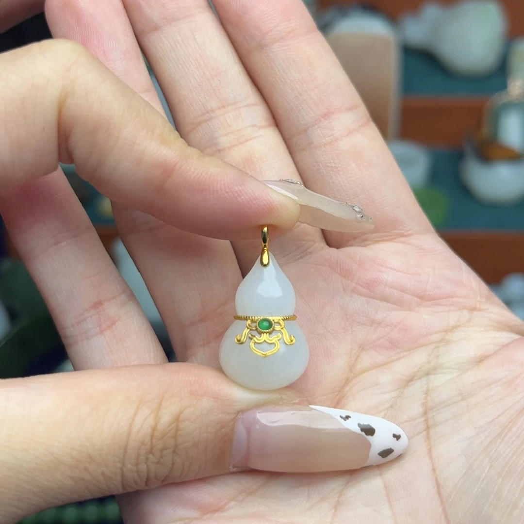 颈饰18K金镶嵌和田玉