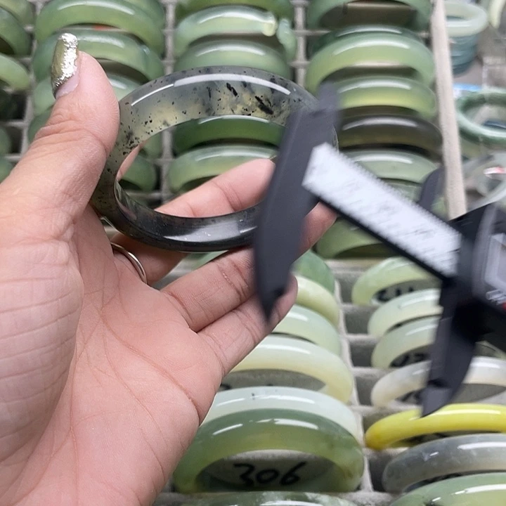 蛇纹石玉未镶嵌手镯291