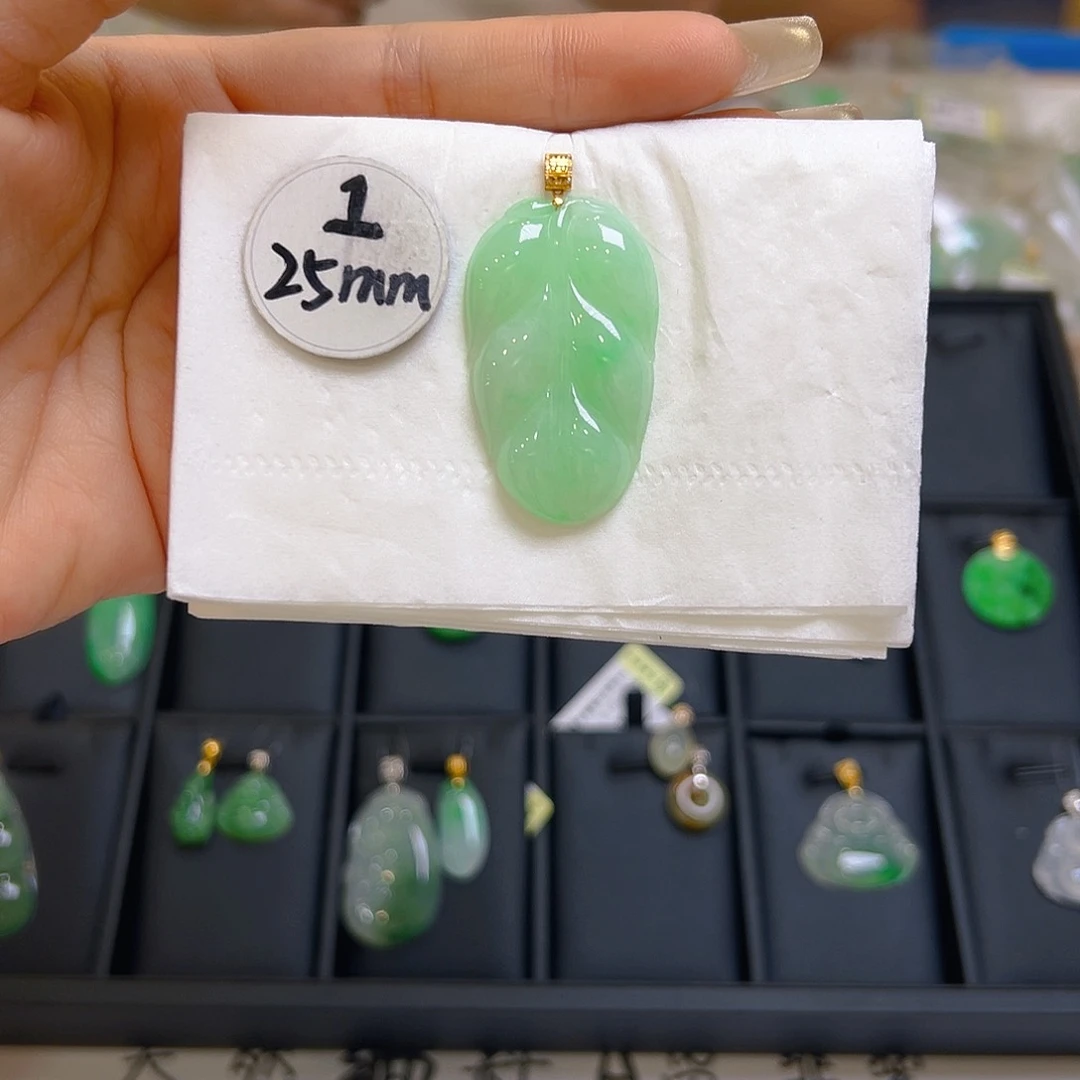 翡翠颈饰18K金镶嵌翡翠