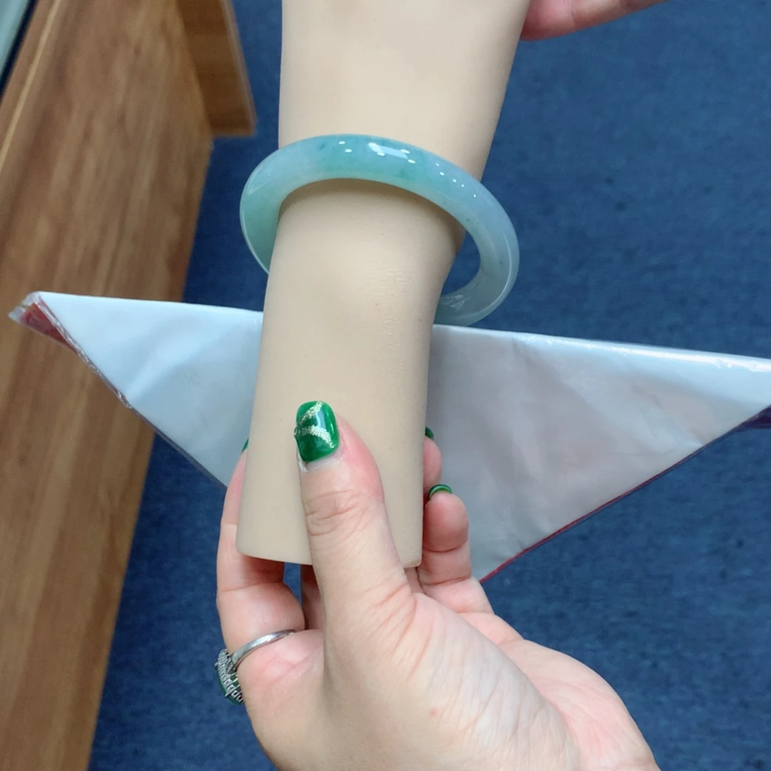 未镶嵌手镯翡翠?买断