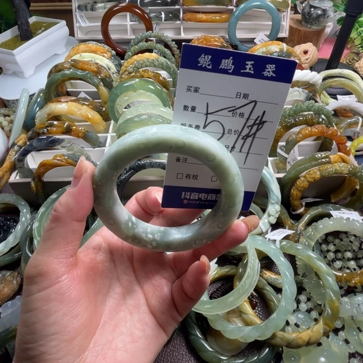 未镶嵌蛇纹石玉颈饰