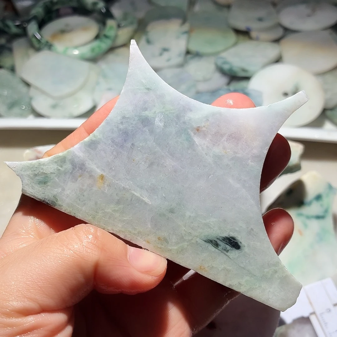 翡翠未镶嵌颈饰边角料