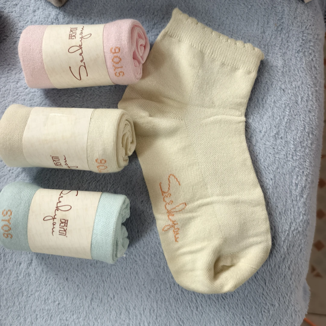 直播间过款袜子为主，下单备注编码，