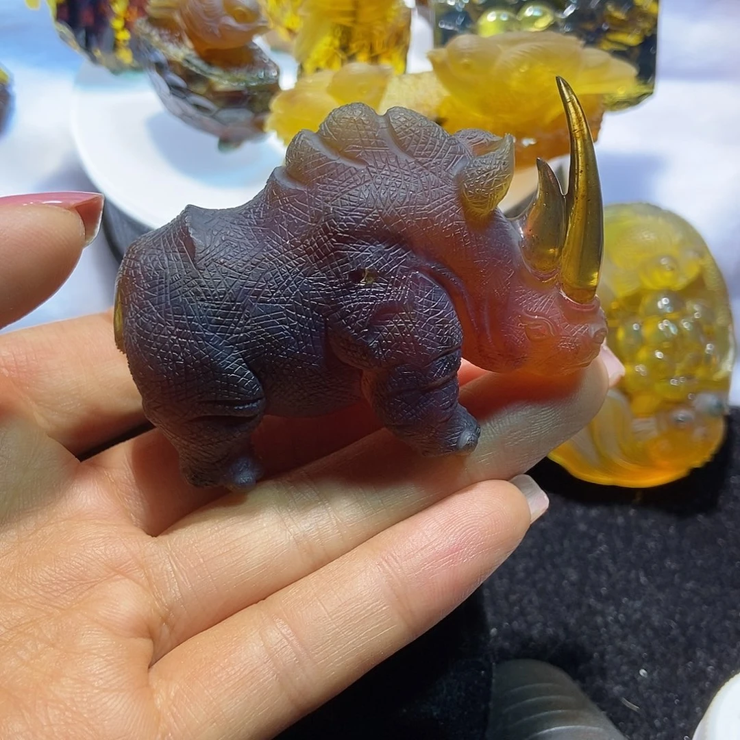 琥珀颈饰未镶嵌犀牛