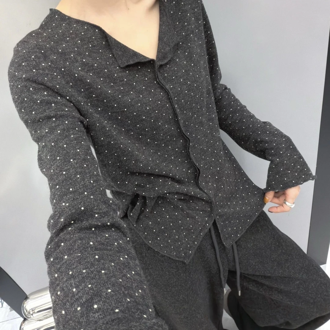 新款V领波点长袖t恤女时尚减龄百搭显瘦打底上衣