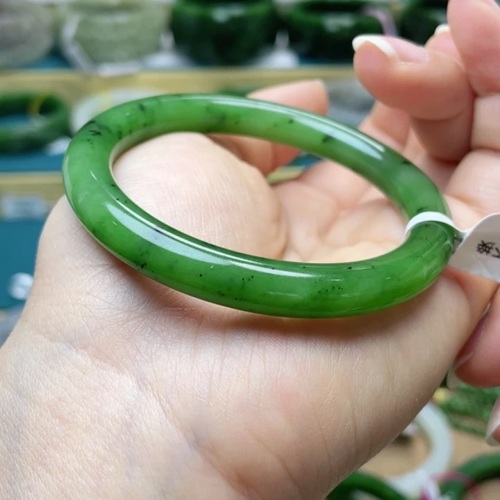 和田玉手镯54圈口。 编号104未镶嵌