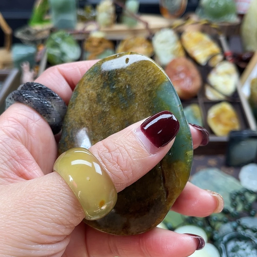 蛇纹石玉颈饰未镶嵌盛**年花玉