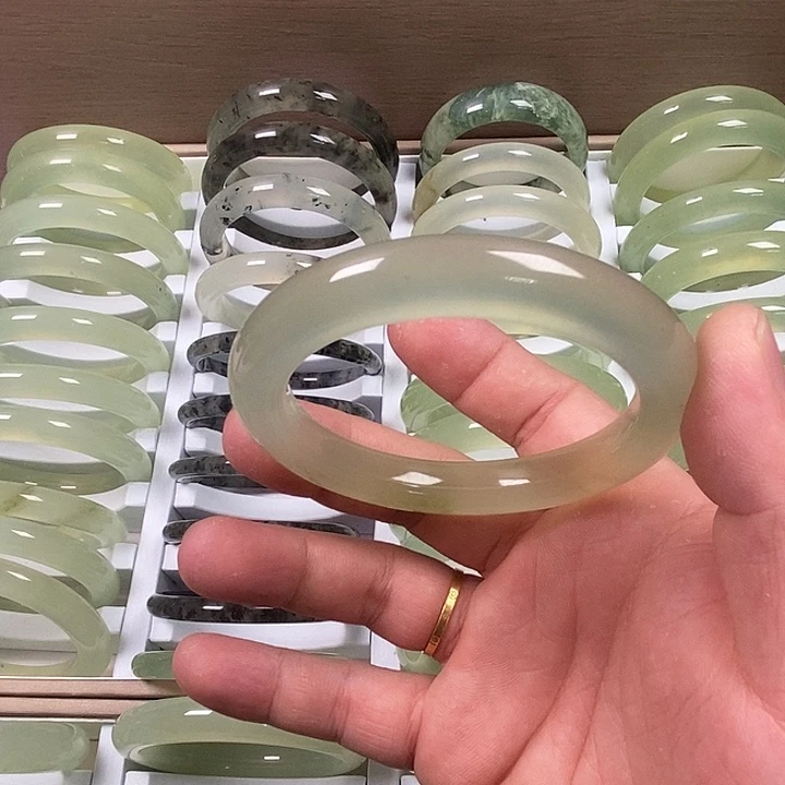 蛇纹石玉未镶嵌手镯