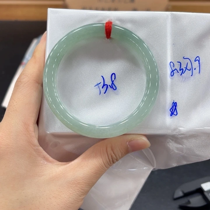 翡翠手镯未镶嵌翡翠