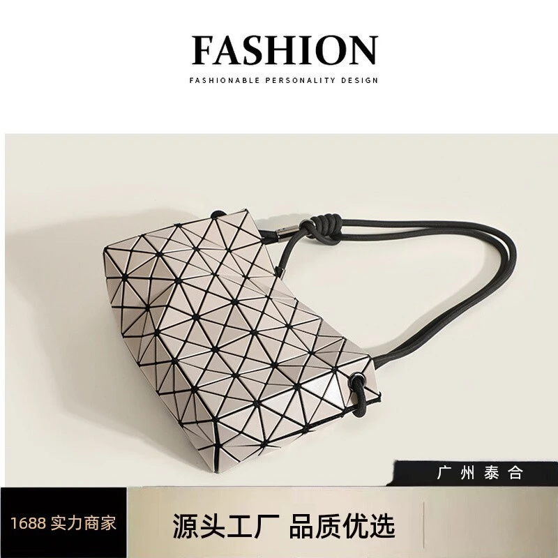 原厂三一宅时尚菱格豆腐包几何单肩腋下包斜跨抽绳包枕头水桶样式