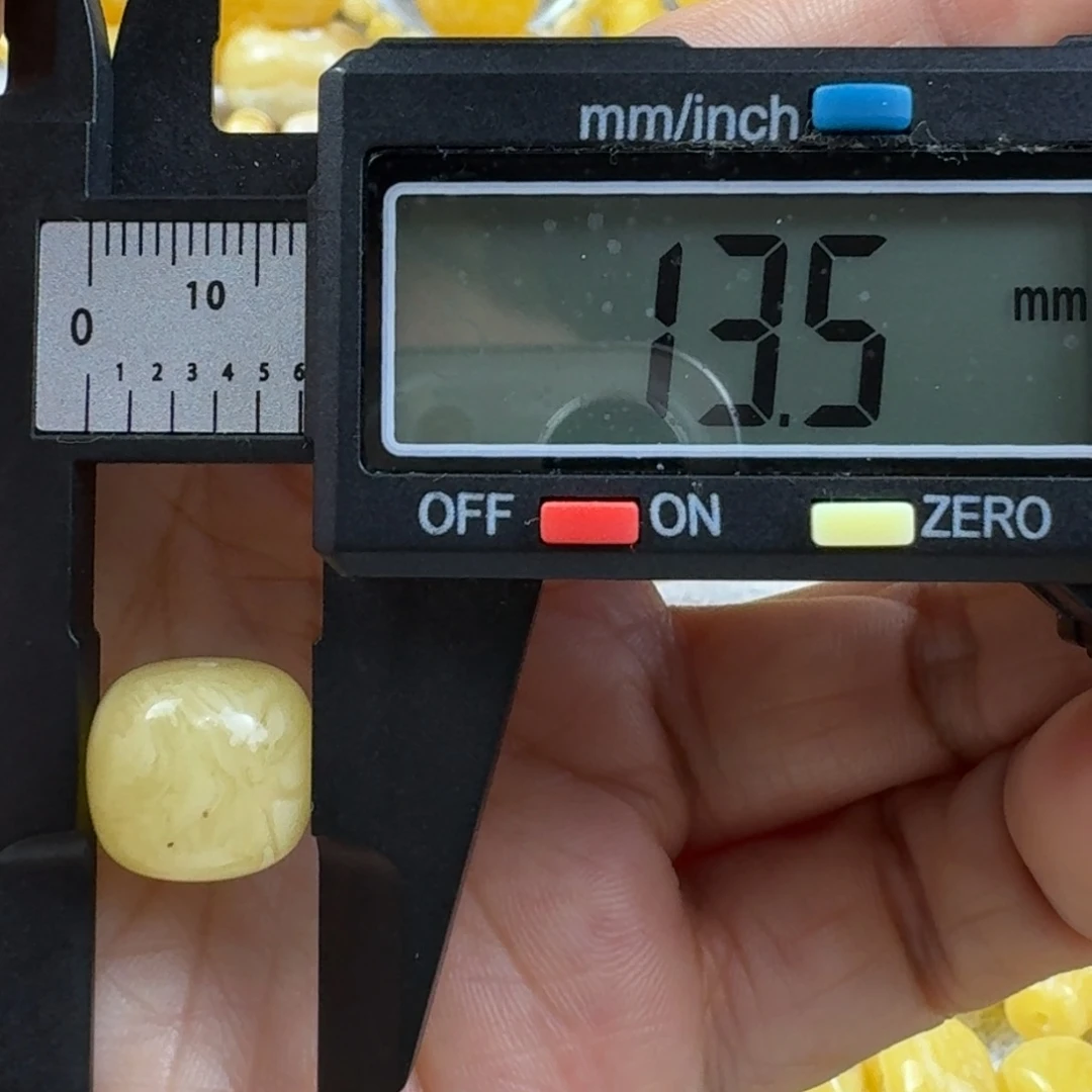 阿***水蜜蜡未镶嵌裸石31杂