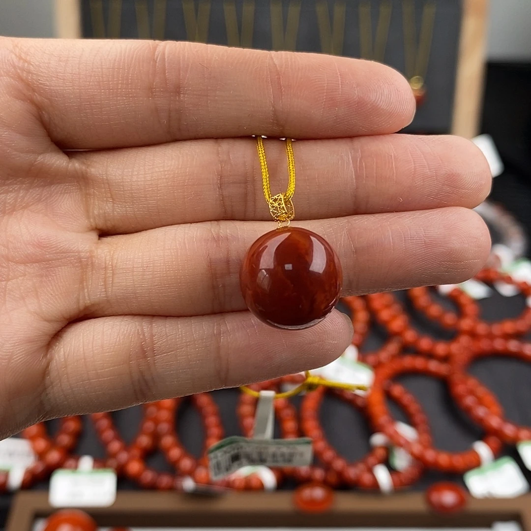 南红玛瑙18K金镶嵌四川凉山瓦西吊坠