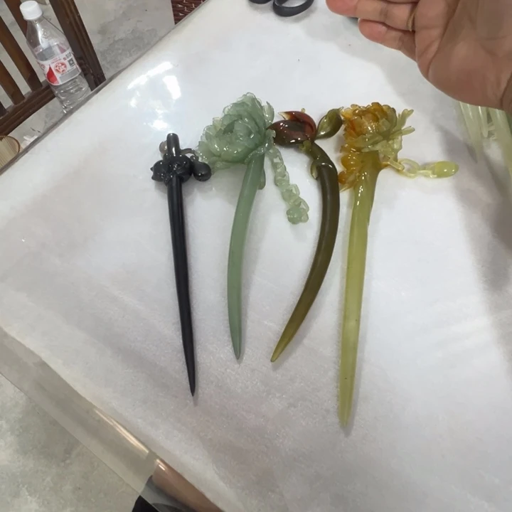 蛇纹石玉未镶嵌发饰零****?