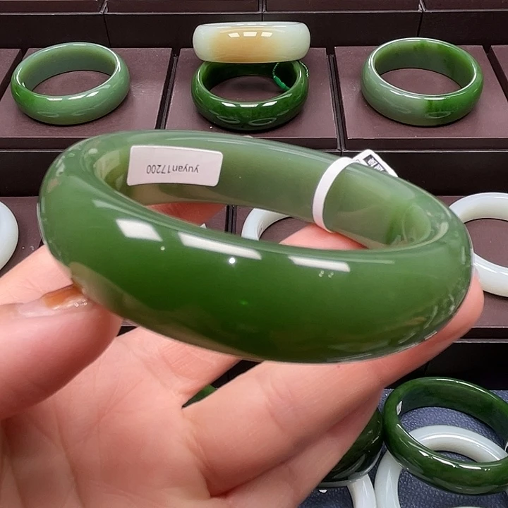 和田玉未镶嵌手镯